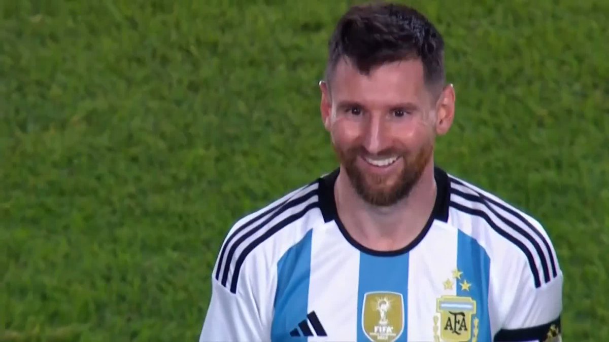 Leo Messi presents the World Cup trophy to Argentina 🏆 (via tntsportsfootball)