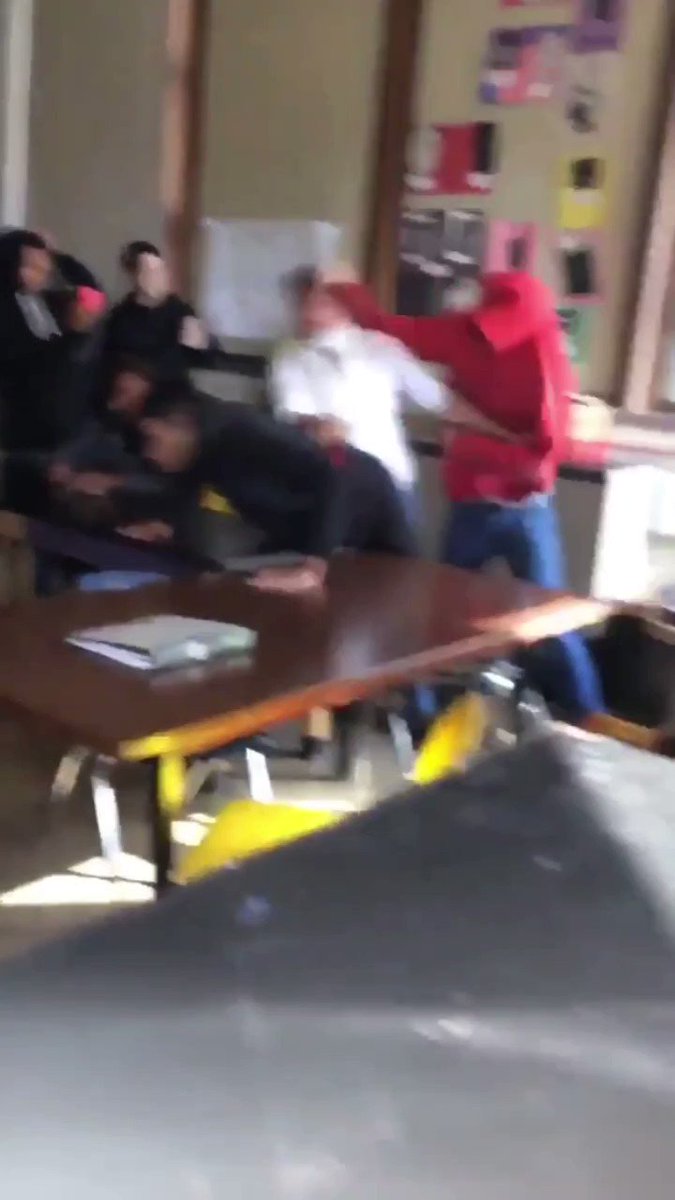 En una escuela de 🇺🇸, un estudiante defendió así a una maestra que salió golpeada al intentar detener una pelea entre dos alumnos. ⁦Puebla On Line⁩