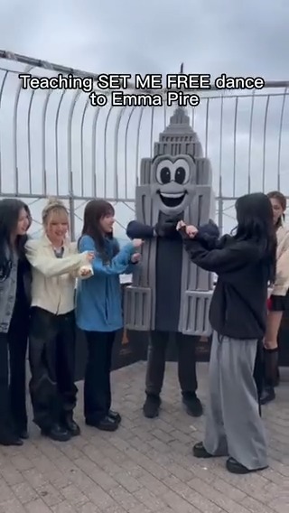 Dancing #SETMEFREE with Emma Pire😍 @empirestatebldg 📌Listen "SET ME FREE (Remixes)" Here🗝 #TWICE #트와이스 #READYTOBE
