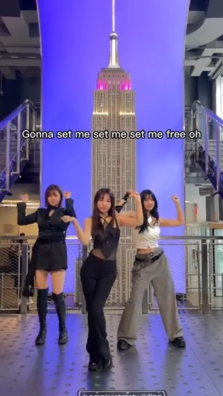 #SETMEFREE challenge at Empire State Building🙌 Empire State Building 📌Listen "SET ME FREE (Remixes)" Here🗝 #TWICE #트와이스 #READYTOBE