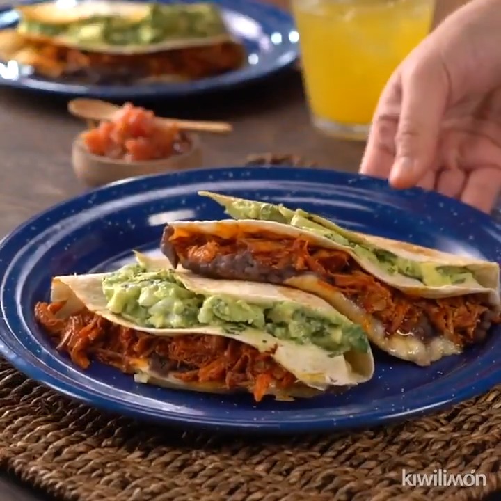 ¡Anímate a preparar estas QUESADILLAS GIGANTES para la cena y prueba esta riquísima opción con CHILORIO! ✨ Receta: