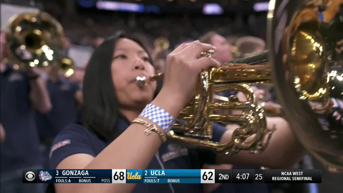 Smith for THREE 👌 Gonzaga Basketball
