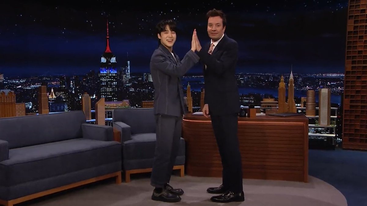 .방탄소년단's #Jimin teaches Jimmy a dance move! #JiminOnFallon #Jimin_FACE
