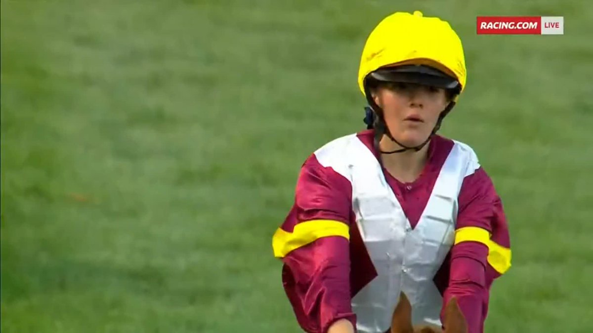 "Absolutely CHARGING through!" Pedro &amp; Clara absolutely blitz them on the inside in the Thoroughbred Industry Careers Pony Race 🔥