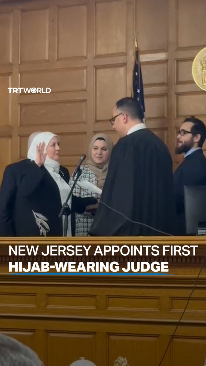 L'avocate américaine Nadia Kahf, nommée à la Cour suprême de l'État du New Jersey est la première juge à la Cour suprême à porter le hijab aux 🇺🇸. Elle a prêté serment avec la main sur le Coran.