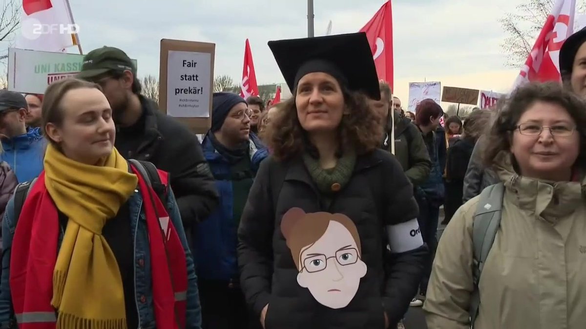 Viele Wissenschaftler sind unzufrieden mit ihren Arbeitsbedingungen: Unter #IchBinHanna schildern Mitarbeiter ihren Frust über das Wissenschaftssystem und die Perspektivlosigkeit - auch bei Protesten auf der Straße.