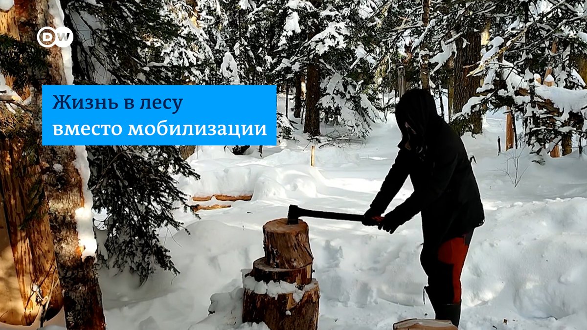 Адам уже полгода скрывается от мобилизации в лесу. Он полностью обустроил свой быт, наладил связь и работает удаленно прямо из палатки. Вот как выглядит его укрытие