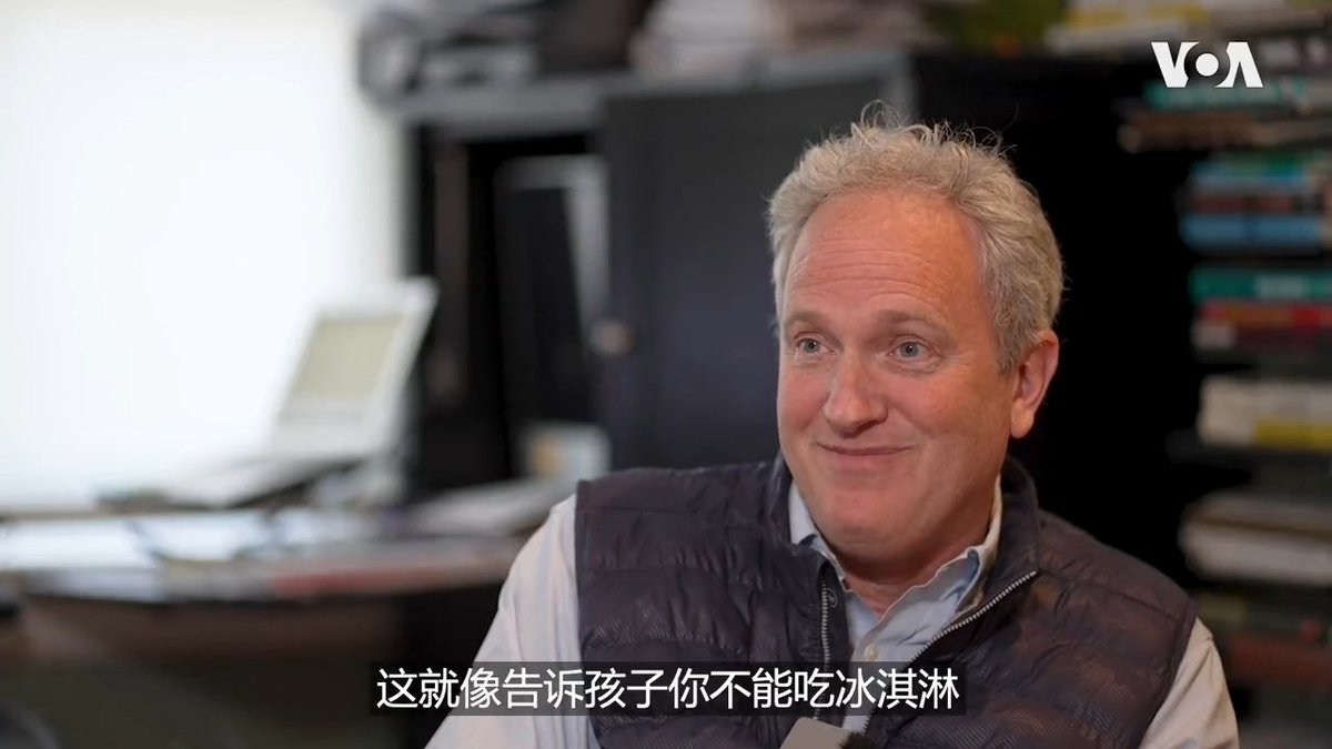 中国在习近平领导之下民族主义情绪蔓延，开历史倒车的现象之一是弱化英语教育，人大代表、政协委员和专家们提出了高考降低英语比重甚至取消的建议，美国学者阿贝尔曼认为这是重新隔绝于世界的做法，但他对中共政策的效果存疑，因为孩子们对英语的需求正如同对冰淇淋的需求，难以抑制。