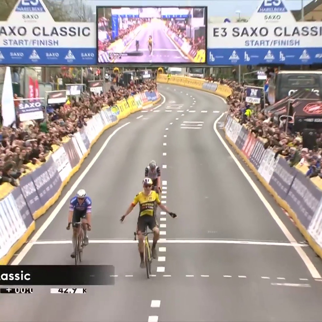 ¡𝐄𝐒𝐓𝐄 𝐓𝐈́𝐎 𝐄𝐒 𝐃𝐄 𝐎𝐓𝐑𝐎 𝐏𝐋𝐀𝐍𝐄𝐓𝐀! 🐐 Van Aert se impone al esprint y revalida título en el #E3SaxoClassic tras resistir todo tipo de ataques 🥈 Van der Poel 🥉 Pogacar ✨ Simplemente... ¡𝑮𝑹𝑨𝑪𝑰𝑨𝑺! ❤️ Puro ciclismo, puro Eurosport.es