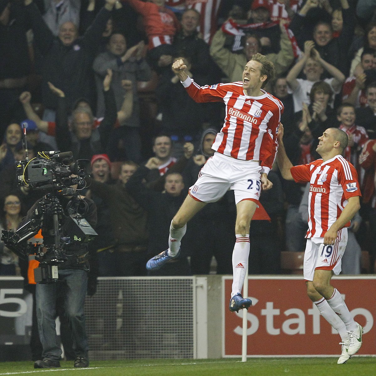 It's 11 years to the day since THAT goal from Peter Crouch! 💥 Let's watch it again from every angle 📐