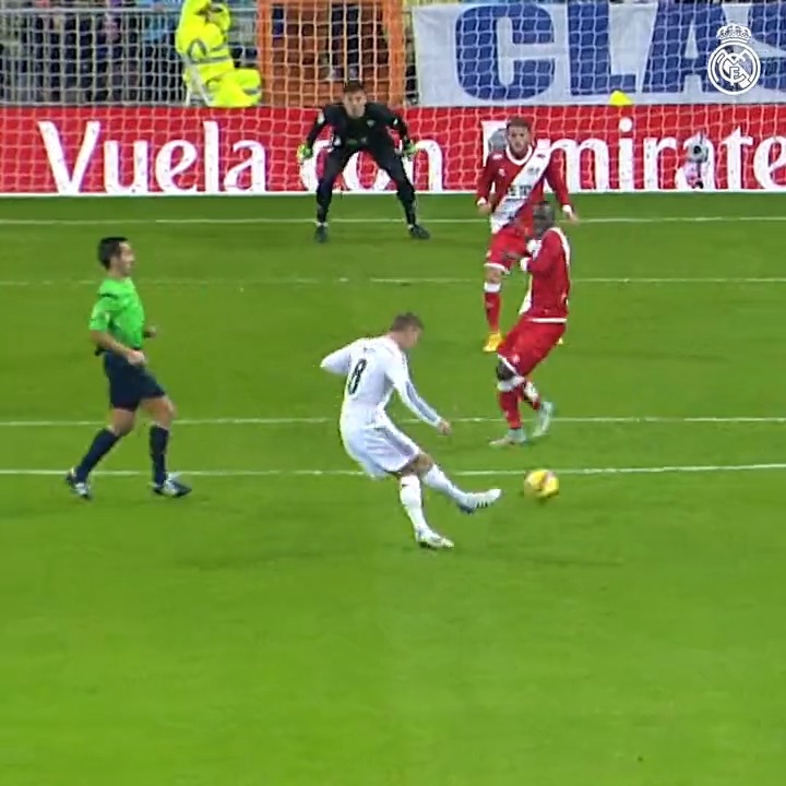 Why smash it into the net when you can simply pass it? The view of this goal from behind Kroos is 👌