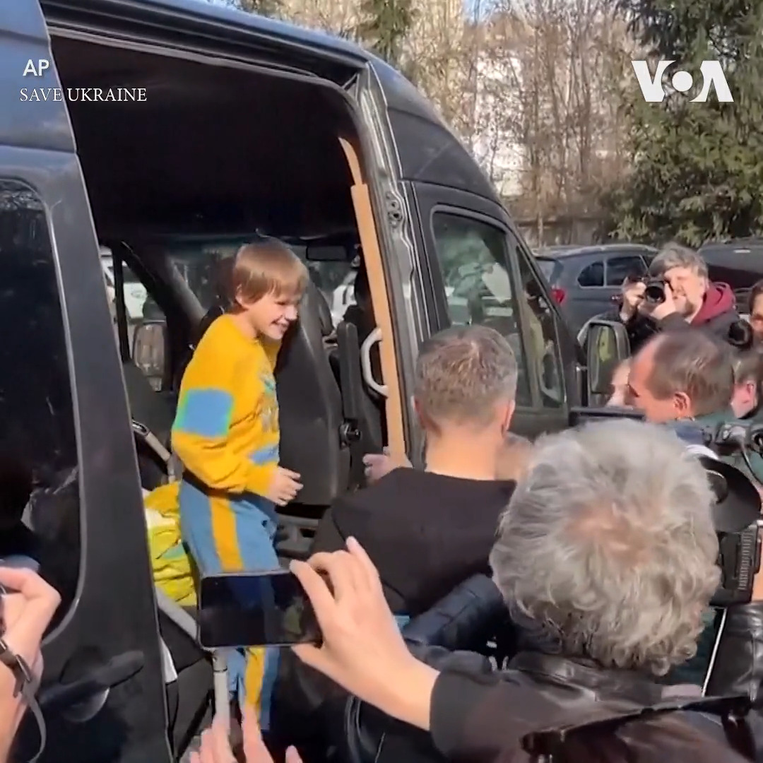 慈善组织“拯救乌克兰”(Save Ukraine) 说，17名被俄罗斯送离家乡的乌克兰儿童已经返回。该组织说，这些儿童来自赫尔松和哈尔科夫地区，在俄罗斯占领期间被遣送到俄罗斯占领区或俄罗斯境内。结束占领后，俄罗斯拒绝送还他们，孩子们的父母求助于慈善组织，帮助这些儿童返回。
