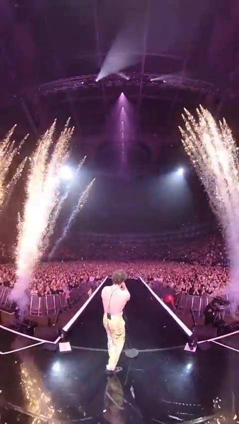 Well that was pretty maaad at The O2! 🤯 Thank you London, one of the best nights of my life 💚