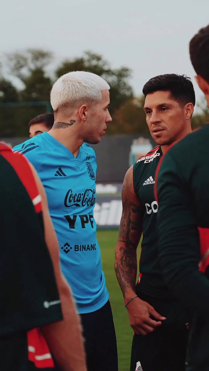 Una tarde diferente en Ezeiza... Con risas, reencuentros y charlas terminó el entrenamiento entre River y la Selección Argentina en el Predio de AFA 🇦🇷🤝⚪🔴. 📹 River Plate