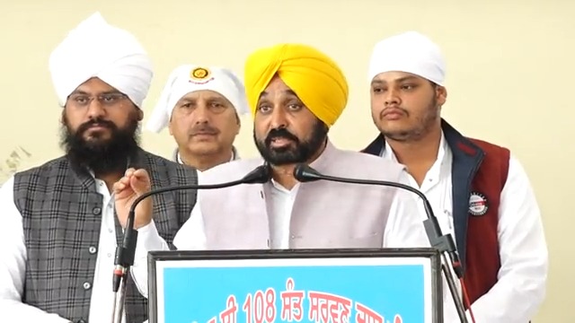ਅਸੀਂ ਜੋ ਕਹਿੰਦੇ ਹਾਂ, ਉਹ ਕਰਦੇ ਹਾਂ…ਪਹਿਲਾਂ ਵਾਲੇ ਪੈਸੇ ਦੇਣ ਵੇਲੇ ਫੋਟੋਆਂ ਖਿੱਚਵਾ ਲੈਂਦੇ ਸੀ, ਪਰ ਪੈਸੇ ਦੇਣ ਵੇਲੇ ਤਰਲੇ ਕਰਾਉਂਦੇ ਸੀ…ਅਸੀਂ ਕੱਲ੍ਹ ਹੀ DC ਸਾਬ੍ਹ ਨੂੰ ₹25 cr ਦੀ ਰਾਸ਼ੀ ਭੇਜ ਦਿੱਤੀ ਸੀ ਤੇ ਅੱਜ ਚੈੱਕ ਦੇਣ ਆਏ ਹਾਂ…ਇਹੀ ਫ਼ਰਕ ਹੈ ਸਾਡੇ ਤੇ ਪਹਿਲਾਂ ਵਾਲਿਆਂ ਵਿਚਕਾਰ..