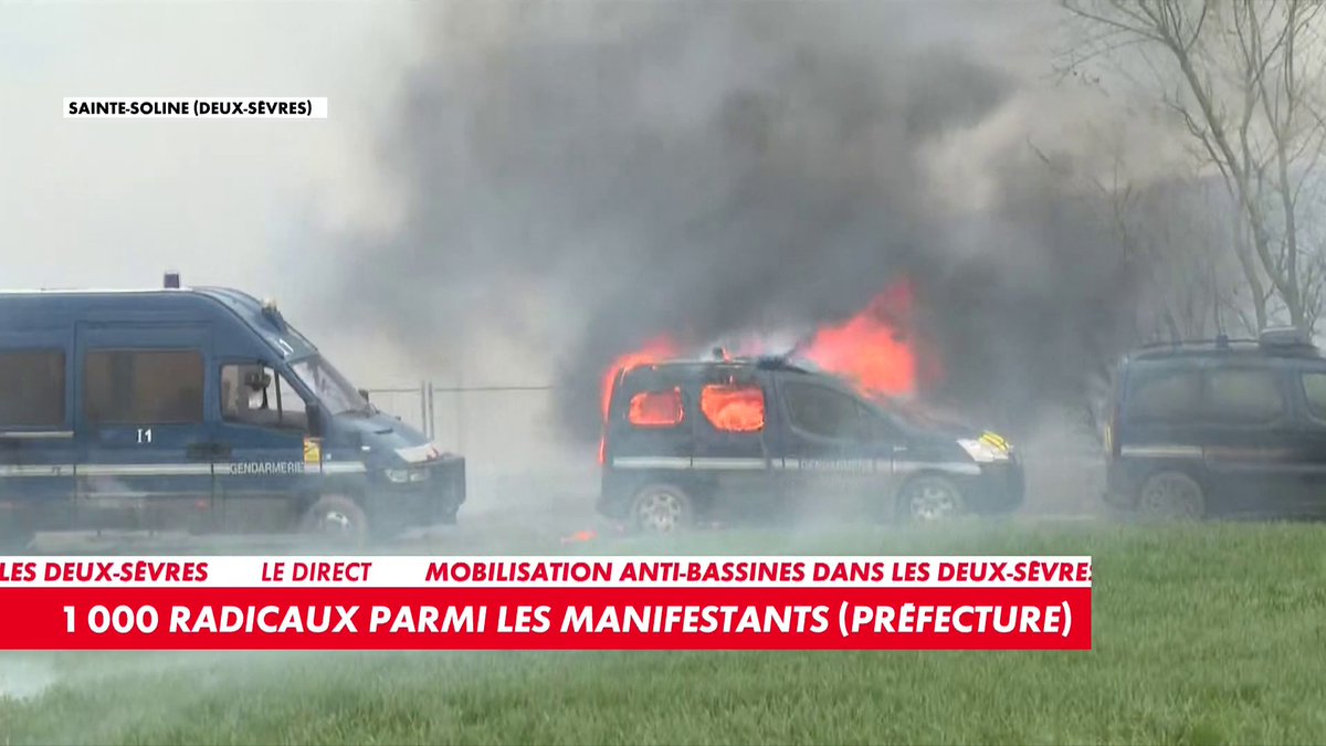La situation à Sainte-Soline est de plus en plus tendue. Des cocktails molotov ont été lancés par des manifestants sur des véhicules de police, plusieurs d'entre eux ont pris feu.