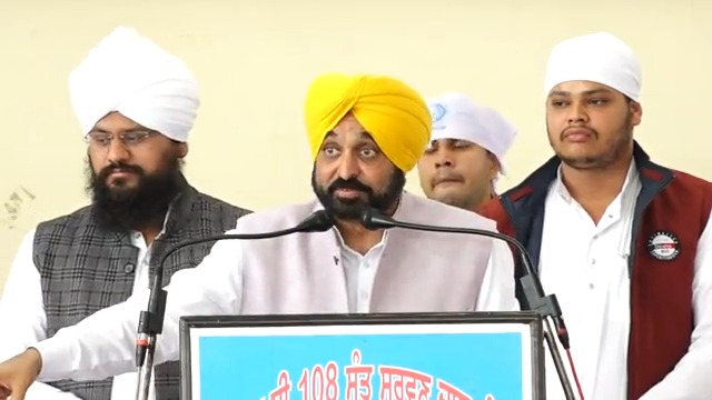 ਹੁਣ ਜ਼ਮਾਨਾ ਬਦਲ ਗਿਆ ਹੈ…ਹੁਣ ਵੱਡਾ ਬੰਦਾ ਉਹ ਨਹੀਂ ਜਿਹਦੇ ਕੋਲ ਖ਼ਜ਼ਾਨੇ ਨੇ ਬੈਂਕਾਂ ‘ਚ ਪੈਸੇ ਨੇ ਜਾਂ ਜਿਹਦੇ ਕੋਲ ਜ਼ਮੀਨਾਂ ਨੇ…ਹੁਣ ਵੱਡਾ ਬੰਦਾ ਉਹ ਹੋਵੇਗਾ ਜਿਹਦੇ ਬੱਚੇ ਪੜ੍ਹੇ-ਲਿਖੇ ਨੇ..ਜਿਹਨਾਂ ਦੇ ਬੱਚੇ ਪੜ੍ਹ-ਲਿਖ ਕੇ ਅਫ਼ਸਰ ਬਣੇ ਨੇ…ਜ਼ਮਾਨਾ ਪੜ੍ਹਾਈ ਦਾ ਹੈ ਤੇ ਪੜ੍ਹੇ-ਲਿਖਿਆ ਦਾ ਹੈ…