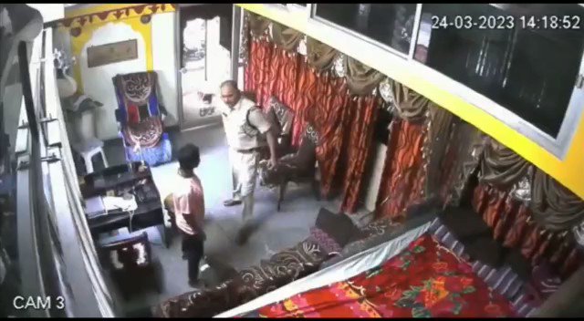 ट्रैफिक पुलिस कांस्टेबल महिला हॉस्टल में घुसकर मार-पिटाई कर रहे हैं, महिलाओं के साथ छेड़छाड़ और उनके साथ ज़बरदस्ती कर रहे हैं। शर्मनाक घटना छत्तीसगढ़ के रायपुर की।
