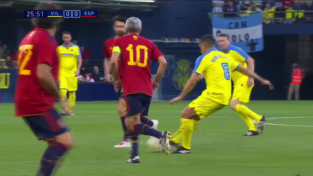 MAGIA: pausa y otro pase extraordinario de Juan Román #Riquelme.