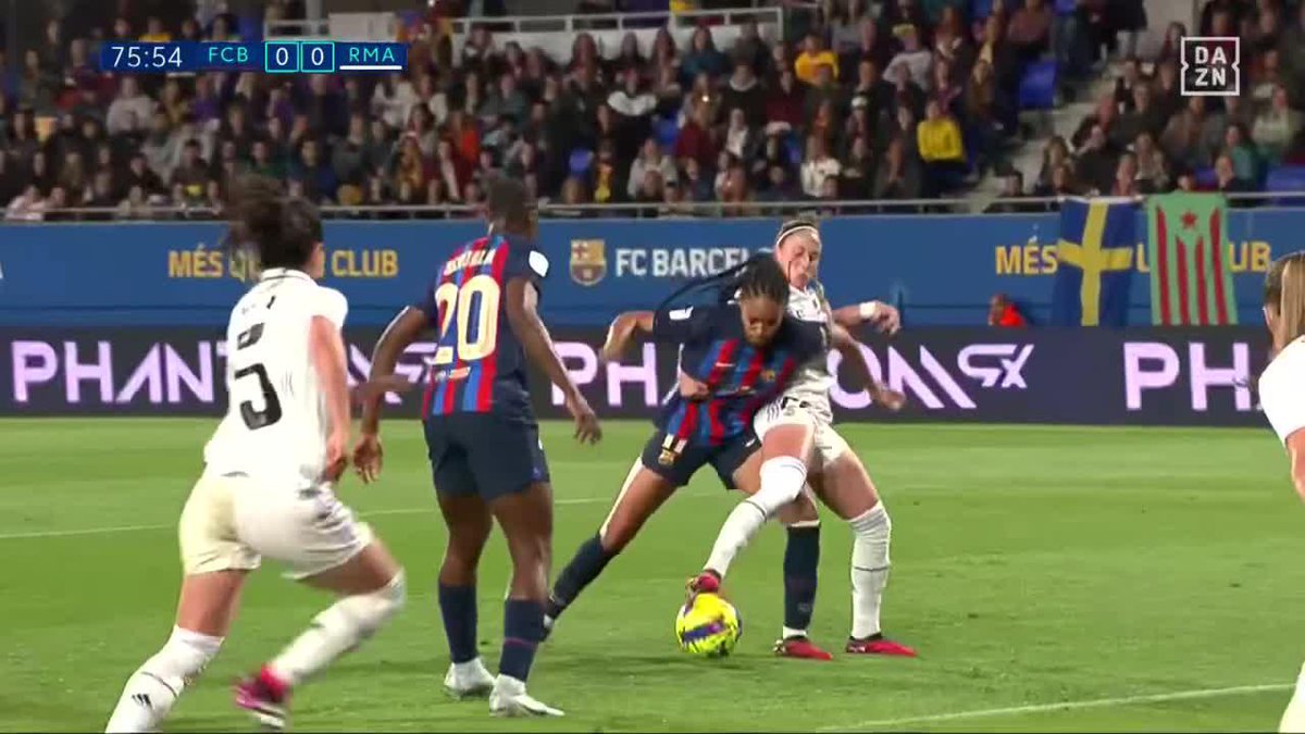 La jugada que rompió el 0-0 en el Clásico de Liga F 👀 La árbitra señaló penalti de Athenea sobre Salma Paralluelo y Rolfo puso el primero para el FC Barcelona ante el Real Madrid #LigaFenDAZN ⚽