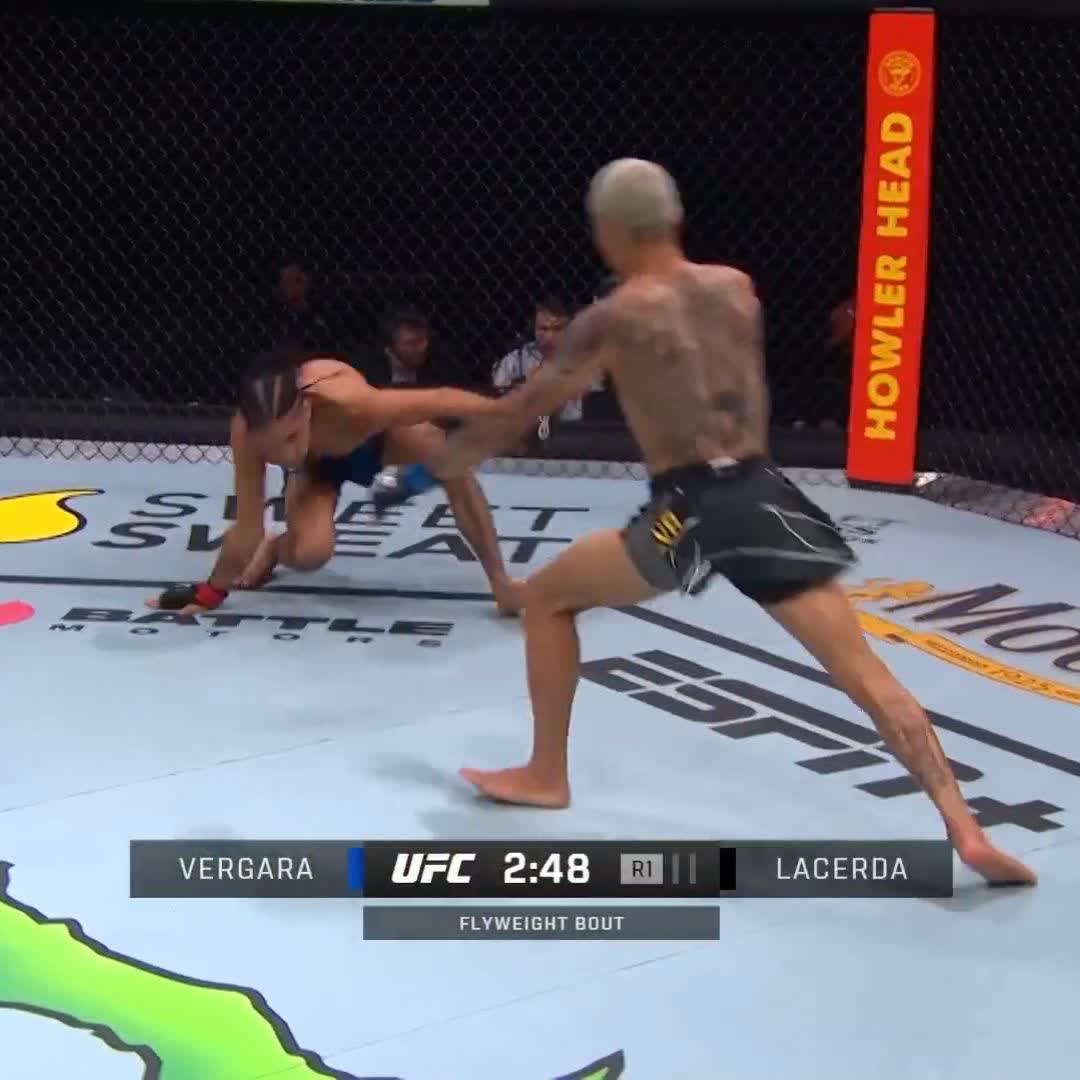 PTDRRRRRRRRRRRRR LA COURSE POURSUITE OH SECOUUUURS ! IL FUIT POUR SA VIE !!! #UFCSanAntonio