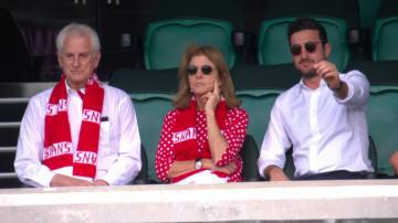 Caroline Kennedy, daughter of late American president John F. Kennedy is in the house! Fun Fact: Neil Diamond's hit 'Sweet Caroline' is an ode to her! 😍 #AFLSwansHawks