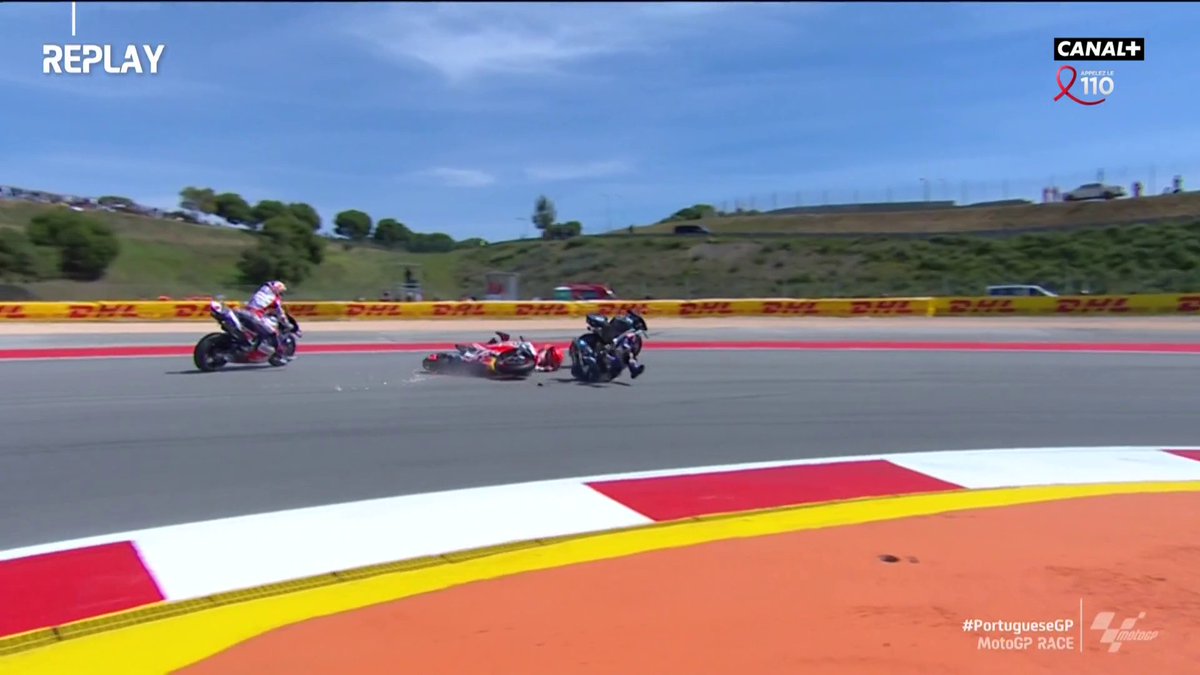 😱 DOUBLE CHUTE !! Marc Marquez percute Miguel Oliveira et l'entraîne avec lui 💥 #PortugueseGP #MotoGP