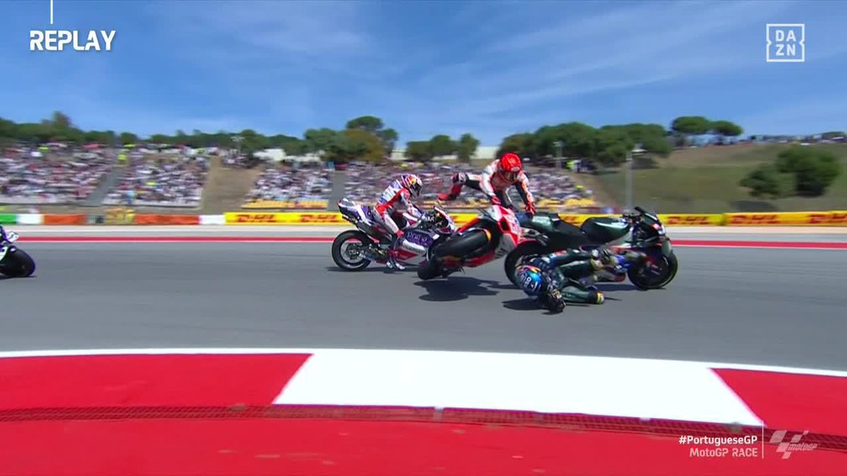 ¡PERO MARC! 😰 Márquez tocó a Jorge Martín... Y se llevó por delante a Miguel Oliveira 😔 ¡LOS DOS FUERA DE CARRERA! ❌ #PortugueseGP 🇵🇹 #MotoGP 🏁