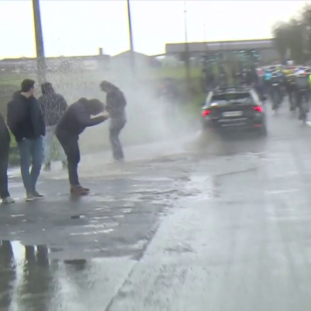 "PAF !" 🌊 Pas de doute, on est mieux devant Eurosport que sur les routes pour suivre Gent-Wevelgem ! #GW23 #LesRP