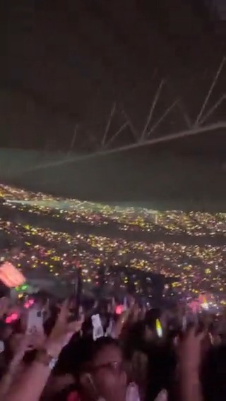 YELLOW OCEAN FOR LISA 😭💛 GOOD JOB, EVERYONE! SAY LALISA DAY #26EdelweissForLISA #TheGreatestLalisaDay #락스타_팝스타_라리사_생일날