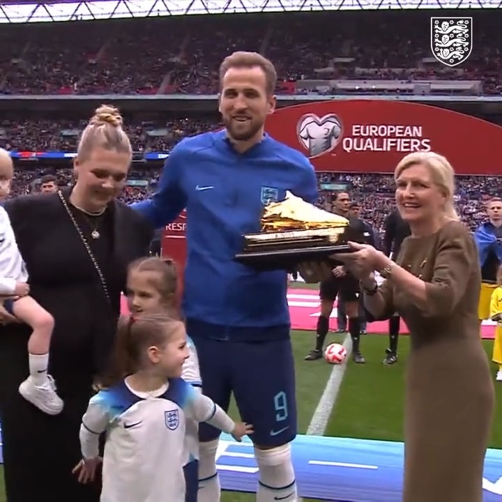 Harry Kane receives a golden boot for becoming England's all-time leading goalscorer 🦁 (via England)