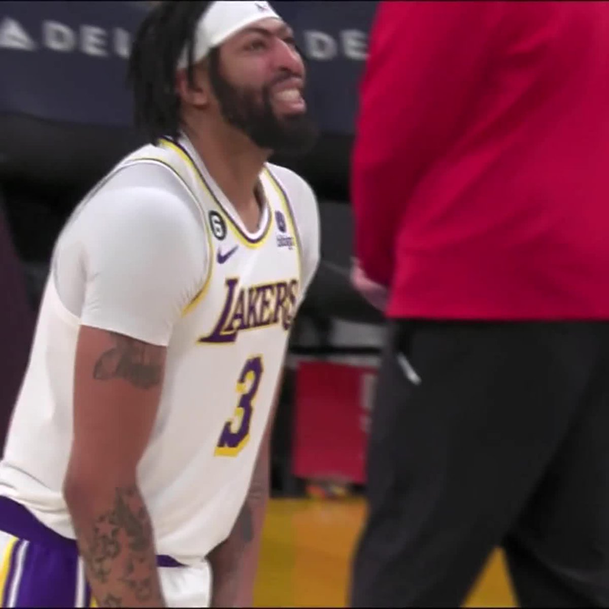 Anthony Davis appeared to injure his finger on this pass from Austin Reaves. He remained in the game.