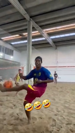 ¡¡¡COMO TRATA LA PELOTA DINHO!!! El astro brasileño se mostró jugando al fut-vóley y la calidad que desparramó no tiene explicación... ¡Por favor atención a como define el punto el 10! 📹: @10ronaldinho