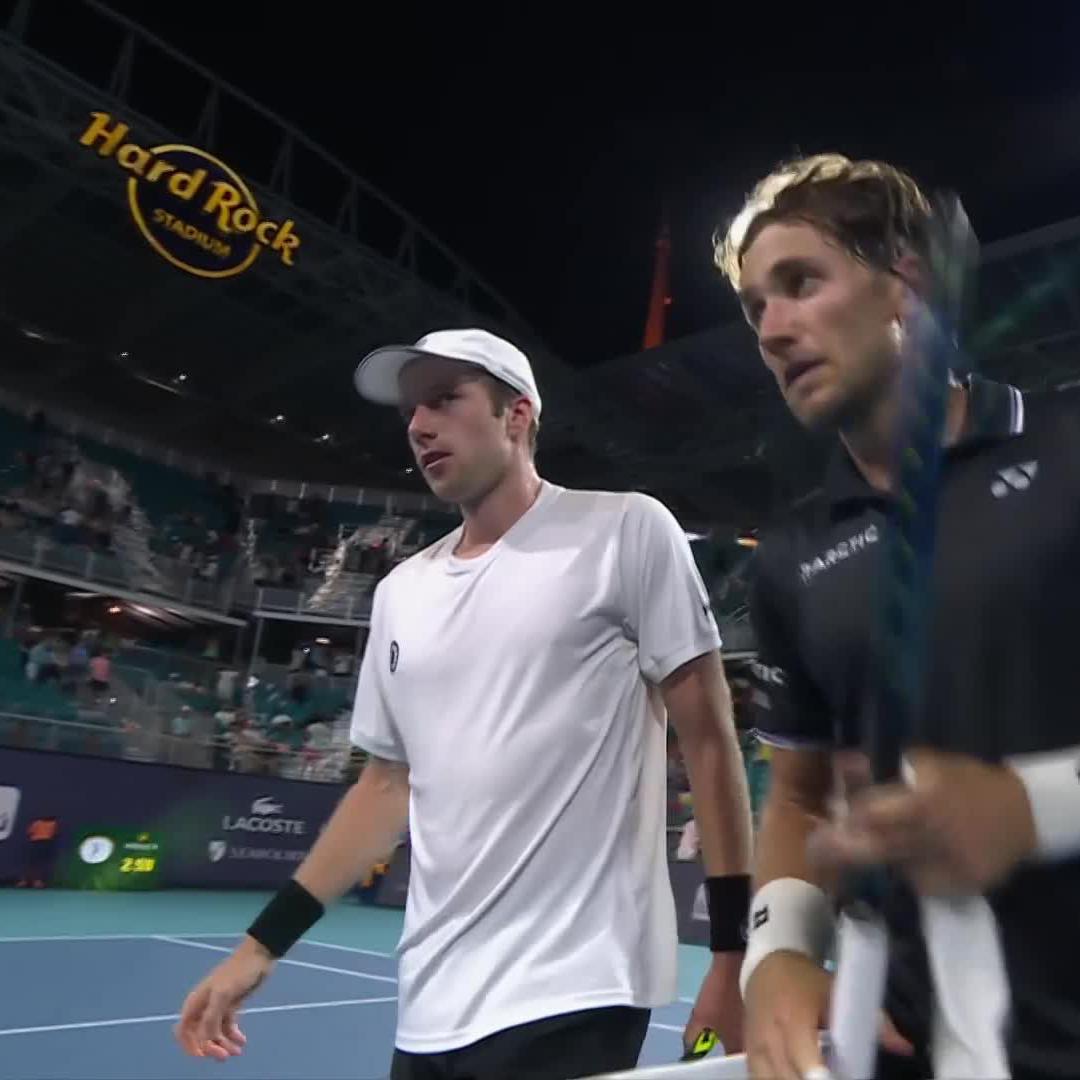 FIRST TOP 5 WIN 🙌 Botic van de Zandschulp takes out Ruud 3-6 6-4 6-4 with some amazing defence on match point! #MiamiOpen