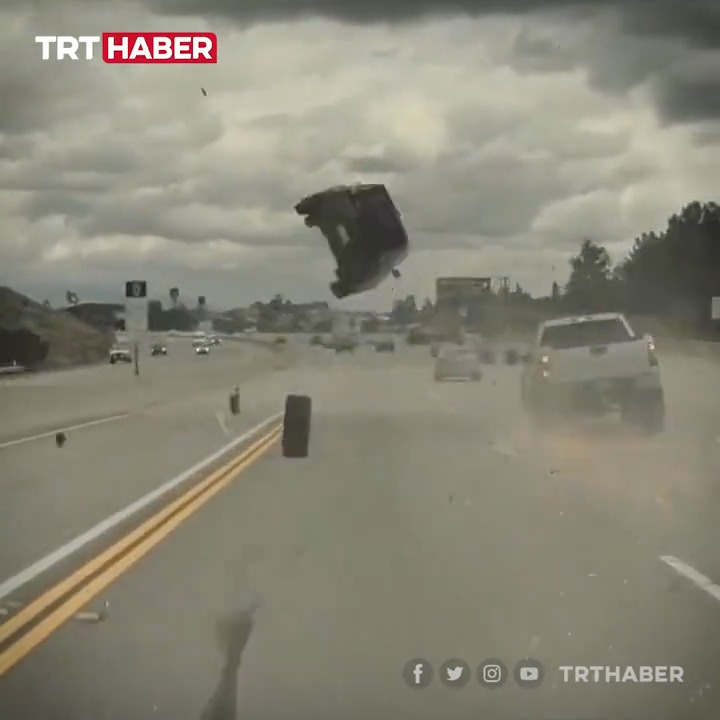 Seyir halindeki araçtan fırlayan lastik yandaki araca çarparak takla atmasına neden oldu. 📍Görüntünün adresi ABD California.