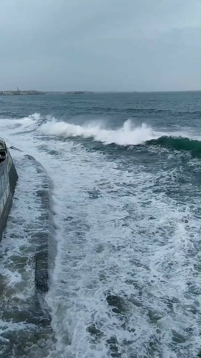 🌊 À Saint-Malo, les vagues sur le Sillon sont d'une telle puissance que des dégâts sont parfois à déplorer.... 😱