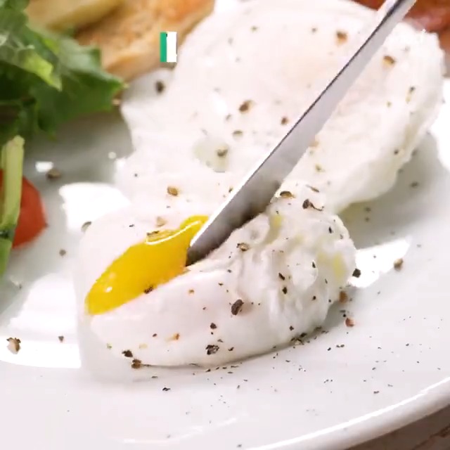 This GENIUS trick for poaching eggs is our new go-to move! 🥚💯