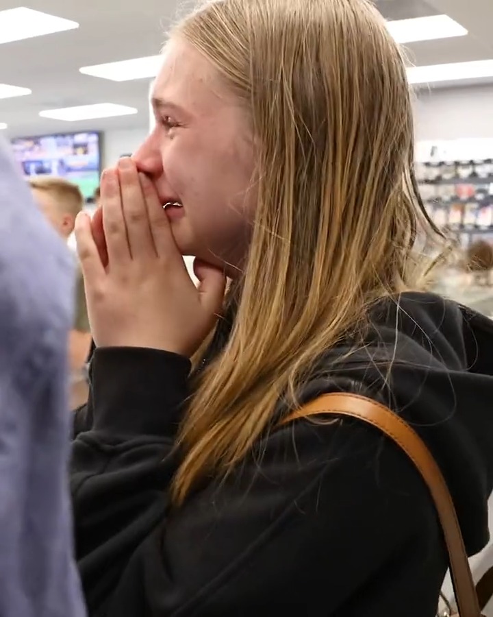 Fanatics founder Michael Rubin met a Devin Booker fan in a trading card shop this weekend....so he FaceTimed Booker and gave her the surprise of a lifetime. This is what sports are all about 👏