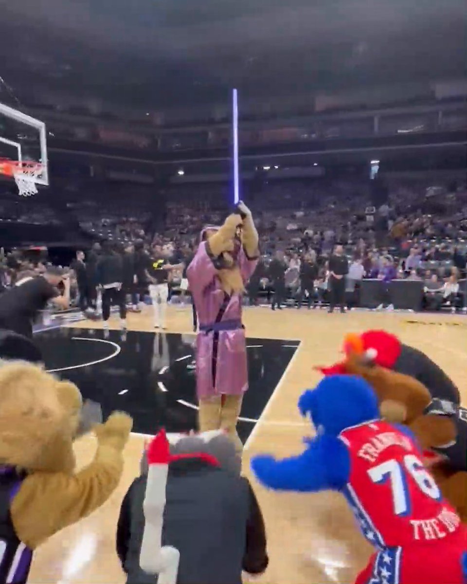 The Kings' mascot converting other mascots to the Beam 😂😭 (via Dinger)