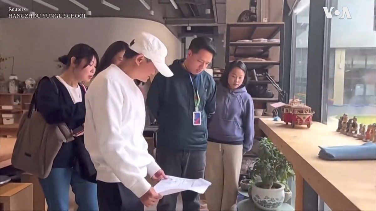 在国外居住一年多的阿里巴巴创始人马云现身杭州。社交媒体27日贴出的视频显示马云来到杭州云谷学校。经历了两年被严厉管控，马云回国可能会减轻私营企业的一些担忧。据报道马云在这所学校聊了ChatGPT等话题，还表示希望有一天重新教书。 报道：