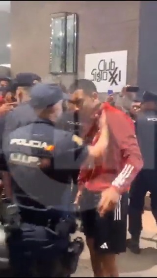 🔴 VIDEO EXCLUSIVO del momento en el que jugadores de la Selección Peruana sufrieron maltrato por parte de la Policía española. #LatinaNoticias