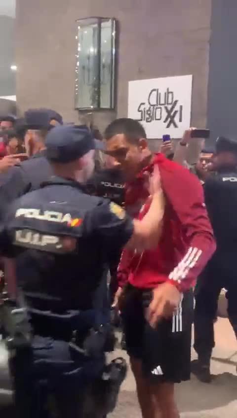 En la previa del amistoso vs. Marruecos, los jugadores de Perú sufrieron un escandaloso momento con la policía española en el banderazo: ¡los confundieron con fanáticos en el hotel! Alex Valera, Pedro Gallese y Yoshimar Yotún, los más afectados.