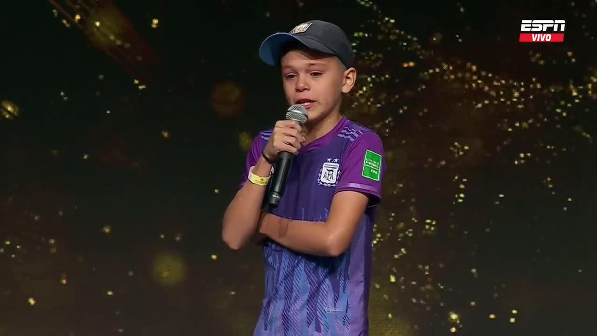 ¡Uno de los momentos del año! José, pequeño fanático viral en la Copa del Mundo, se emocionó hasta las lágrimas al ver a los campeones. Scaloni, Enzo y Di María, muy emocionados. 📺 Mirá el homenaje por #ESPNenStarPlus