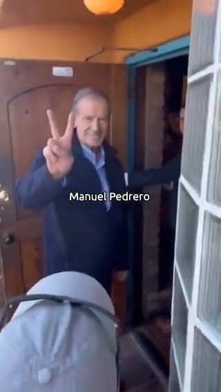 Mexicanos en EUA le gritan "traidor y mentiroso" a Vicente Fox Quesada "Maldito traidor, lárgate", los mexicanos acusaron al expresidente de enriquecerse cuando estuvo en el poder y de 'dejar salir' al 'Chapo' Guzmán durante su gobierno. 🎥 Manuel Pedrero