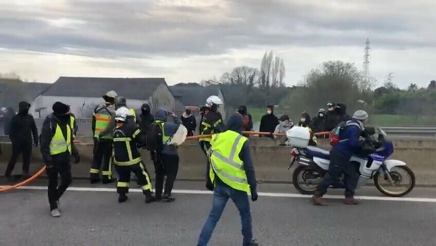« Cassez-vous, cassez-vous ! » Les pompiers obligés de quitter les lieux sous les insultes à Rennes. Sur le pare-brise, ils avaient pourtant collé un message : « Non à la réforme des retraites »…