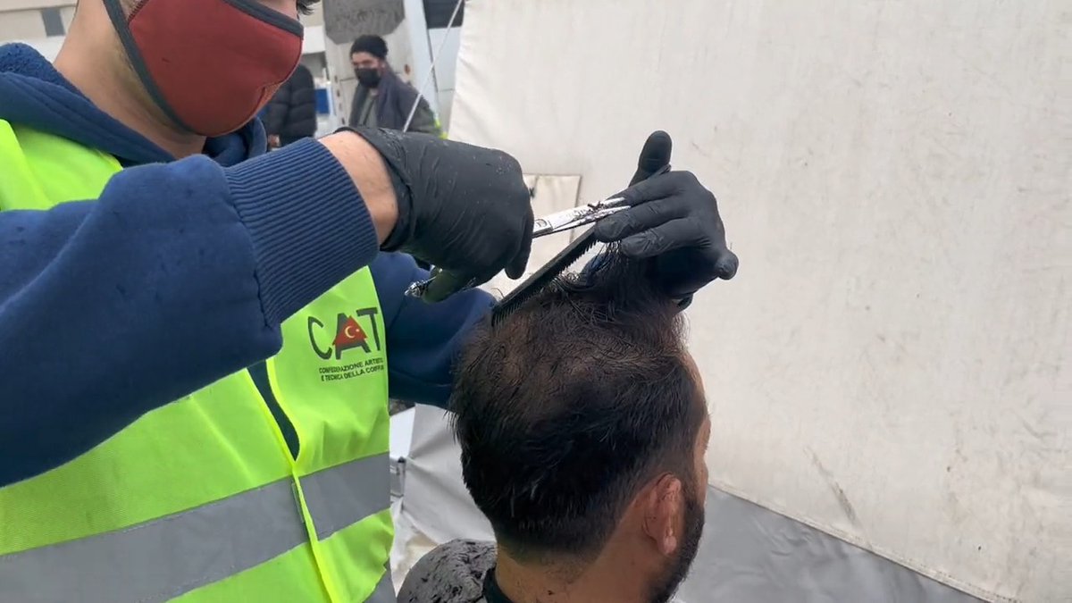 Ahbap koordinasyonuyla Hatay'daki çadır kente gelen Eskişehir Profesyonel Kuaförler Derneği afet bölgesindeki vatandaşlara hizmet verdiler. Bölgelerin her türlü ihtiyacı için çalışmaya devam ediyoruz. 💚