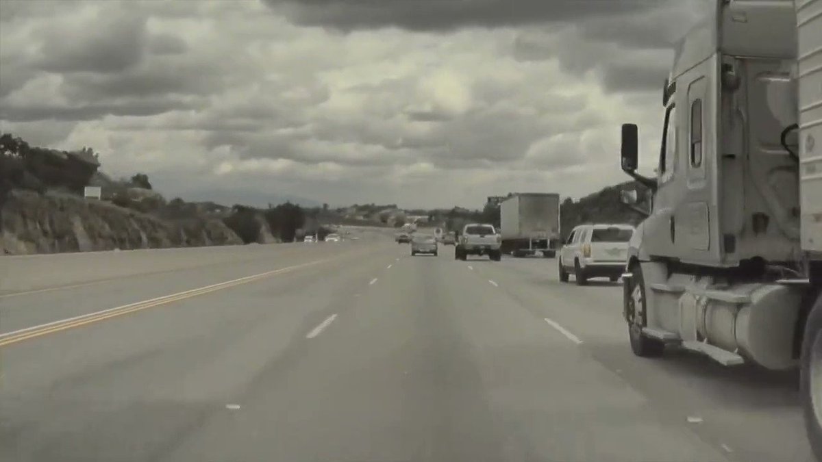 🛞🇺🇸 Insolite : une voiture a basculé dans les airs après avoir été heurtée par un pneu qui s’est détaché d’une camionnette sur une autoroute californienne, aux #ÉtatsUnis. Les 2 conducteurs sont repartis sans blessures majeures. (Le Parisien) #Chatsworth
