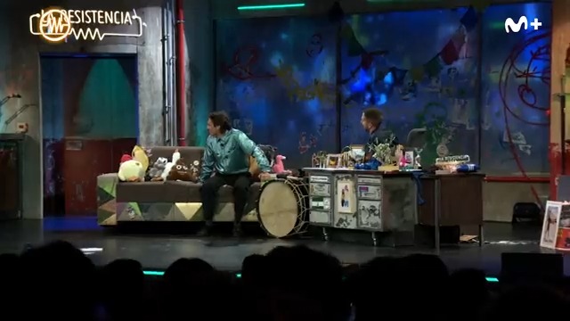 De pronto el camerino de Grison se ha convertido en la sala esa donde meten a los de First Dates para que se metan mano.