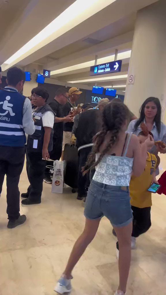 Les quisieron cobrar el Pollo Campero y decidieron regalarlo.¿Qué aerolínea será?.