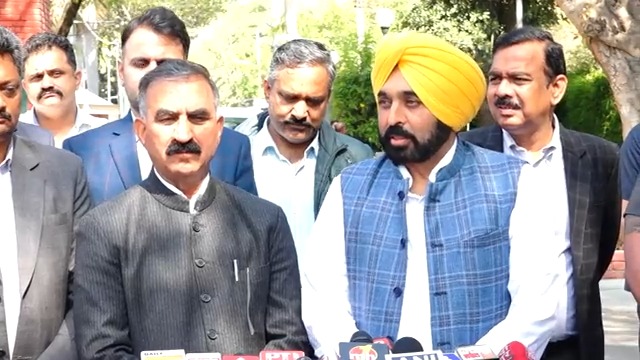 ਪਾਣੀ ਦੇ ਸੈੱਸ ਨੂੰ ਲੈਕੇ ਹਿਮਾਚਲ ਦੇ ਮੁੱਖ ਮੰਤਰੀ ਸਾਬ੍ਹ ਨੇ ਯਕੀਨ ਦਿਵਾਇਆ ਕਿ ਪੰਜਾਬ ਨੂੰ ਆਉਂਦੇ ਪਾਣੀ ‘ਤੇ ਕੋਈ ਸੈੱਸ ਕਿਸੇ ਕਿਸਮ ਦਾ ਨਹੀਂ ਲਗਾਇਆ ਜਾਵੇਗਾ…ਸਗੋਂ ਅਸੀਂ ਮਿਲ ਕੇ ਫ਼ੈਸਲਾ ਕੀਤਾ ਕਿ ਵੱਖ-ਵੱਖ ਵਿਭਾਗਾਂ ਦੇ ਅਫ਼ਸਰ ਸਹਿਬਾਨ ਹਫ਼ਤਾਵਾਰੀ ਇੱਕ-ਦੂਜੇ ਨੂੰ ਮਿਲ ਕੇ ਮੀਟਿੰਗ ਕਰਿਆ ਕਰਨਗੇ..